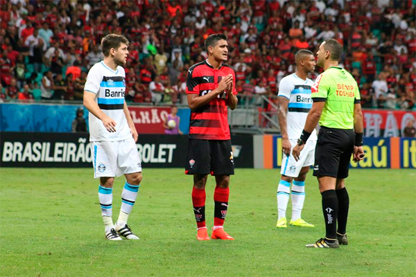 Leão vinha de goleada contra a Chapecoense, mas acabou derrotado pelo Grêmio, na Fonte Nova (Foto: Francisco Galvão/EC Vitória) Leão vinha de goleada contra a Chapecoense, mas acabou derrotado pelo Grêmio, na Fonte Nova (Foto: Francisco Galvão/EC Vitória)
