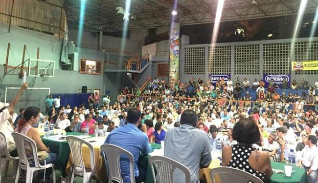 Assembleia reuniu centenas de trabalhadores no ginásio de esportes do sindicato (Foto: Facebook | Reprodução)