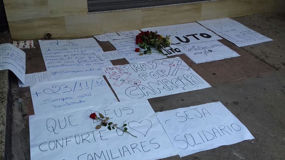Flores e cartazes tomam calçada ao redor da Pague Menos (Foto: CFF/Marcelo Franco)