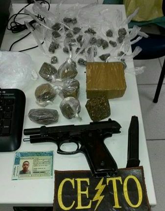 O suspeito estava em posse de uma pistola PT-57 com numeração raspada de calibre 7,65, carregador com munições, além de 38 porções de maconha e um tablete da mesma droga O suspeito estava em posse de uma pistola PT-57 com numeração raspada de calibre 7,65, carregador com munições, além de 38 porções de maconha e um tablete da mesma droga