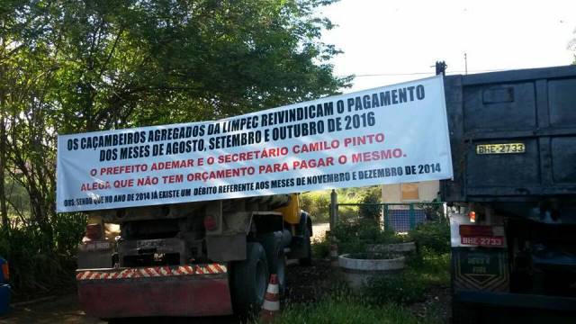 Caçambeiros bloquearam a entrada do aterro sanitário de Camaçari