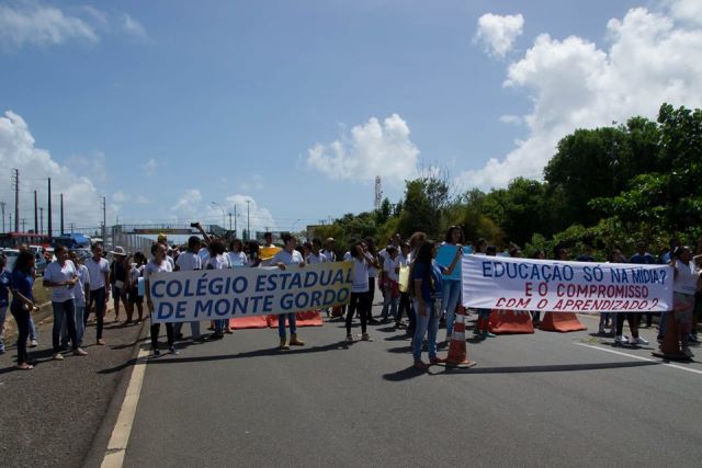 Os estudantes reivindicam o retorno imediato dos funcionários terceirizados que suspenderam os serviços de limpeza e merenda escolar (Foto: Eliseu Pereira)