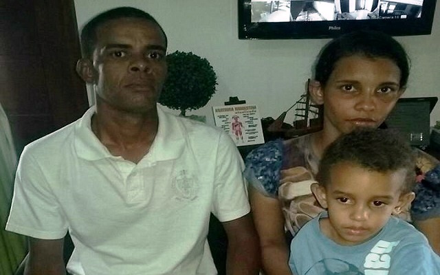 Joílson Gregório com a esposa, Renata Gregório, e o filho, no escritório do diretor do portal, Antonio Franco Nogueira, no momento em que contava sobre o milagre Joílson Gregório com a esposa, Renata Gregório, e o filho, no escritório do diretor do portal, Antonio Franco Nogueira, no momento em que contava sobre o milagre
