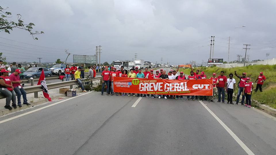 Camaçari amanheceu travada com protestos e mobilizações (Foto: Marcelo Ferrão)