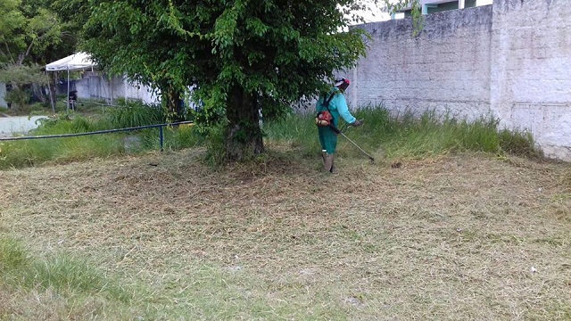 Na tarde de segunda-feira (21), foi efetuada a roçagem da parte frontal e locais de acesso as salas de aula (Foto: CFF/Marcelo Franco)