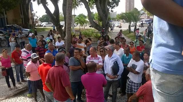 Demissão de 100 vigilantes gera protesto em Camaçari