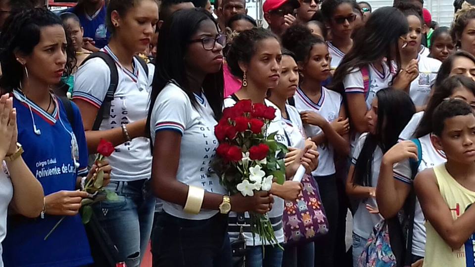  Populares prestam homenagens às vítimas da Pague Menos (Foto: CFF/Marcelo Franco)