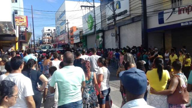 Acidente na Farmácia Pague Menos causa tumulto nesse momento no centro (Foto: CFF/Marcelo Franco)