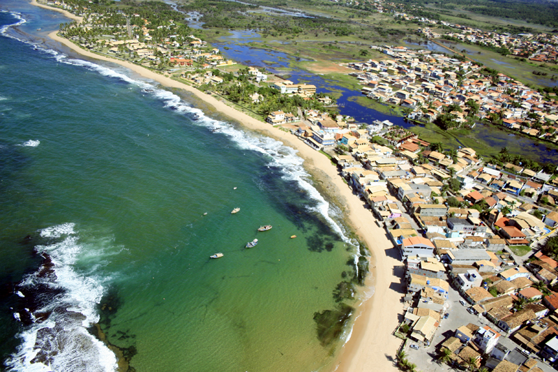 Nem mesmo os 42km de orla e um potencial turístico inestimável, em suas diversas vertentes, foi suficiente para manter a pasta (Foto: Arquivo/Prefeitura Municipal de Camaçari)