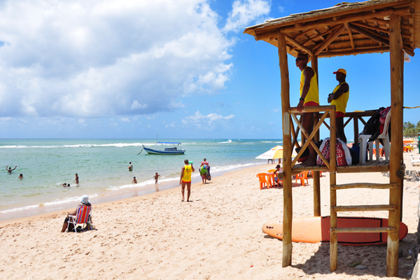 Praias de Camaçari contam com 38 salva-vidas