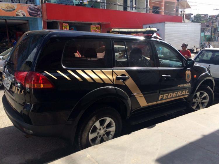 Quinze policiais cumprem seis mandados de busca e apreensão na cidade (Foto: Polícia Federal/Divulgação)
