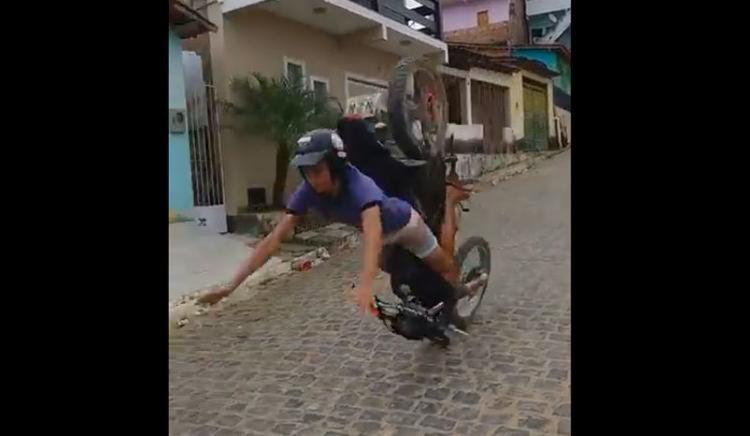 Jovem se desequilibrou ao tentar manobra arriscada com moto