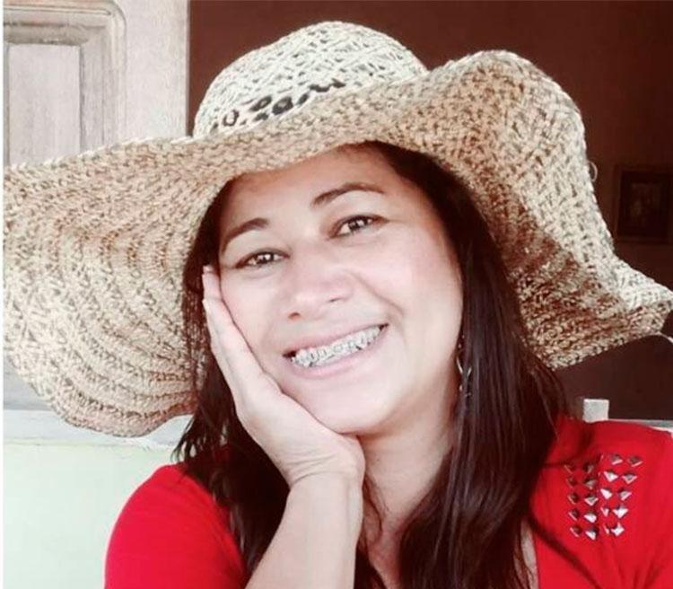 Aureni Sousa Dutra, 48 anos, foi achada nua e com a faca na mão (Foto: Reprodução/Blog do Marcelo)
