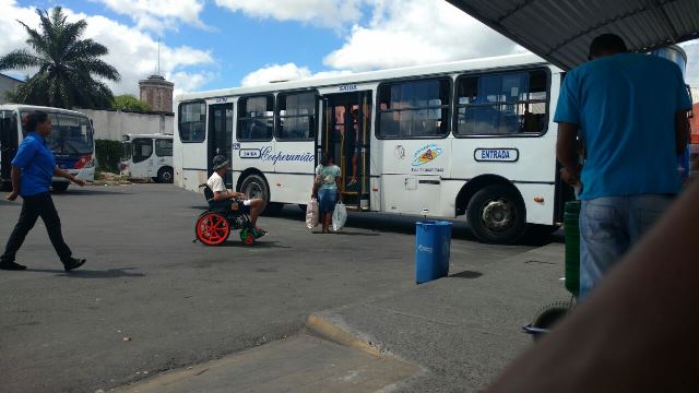Segundo a denúncia, dois ônibus chegaram ao ponto e quando o cadeirante tentou embarcar não conseguiu, pois o elevador estava quadrado (Foto: Leitor do CFF)