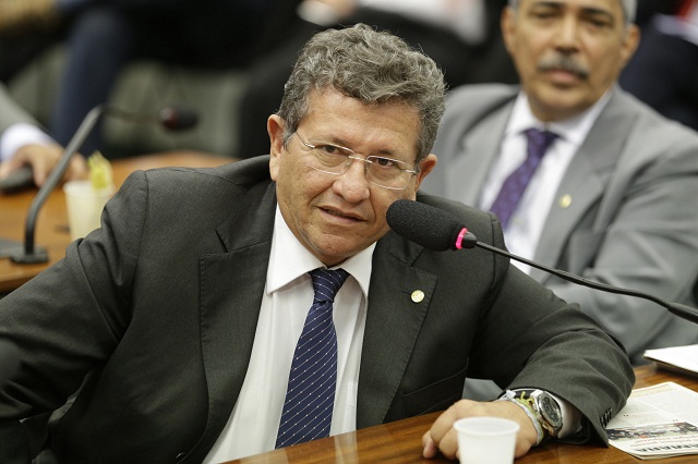 De acordo com o Caetano, a postura de deixar o partido não seria isolada, mas de uma bancada de deputados federais e estaduais