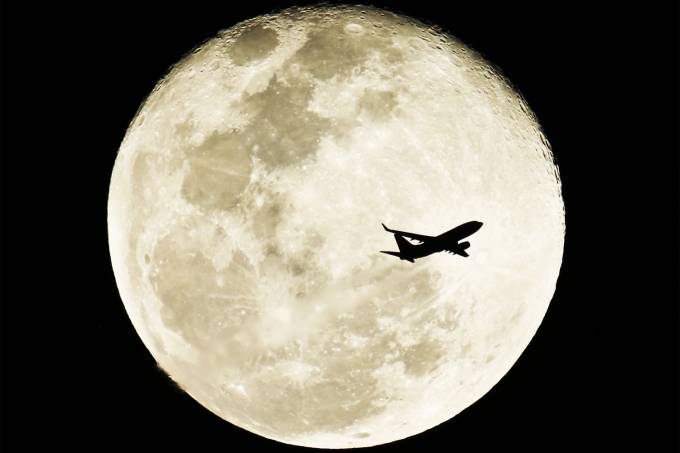 Vista da Superlua cheia no Rio de Janeiro (RJ) - 11/08/2014 (Alex Ribeiro/Folhapress)