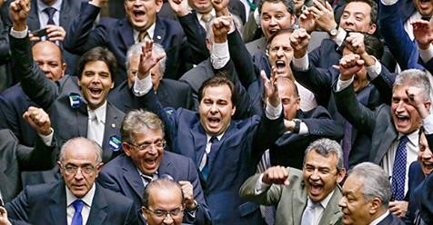 Deputados comemorando aprovações