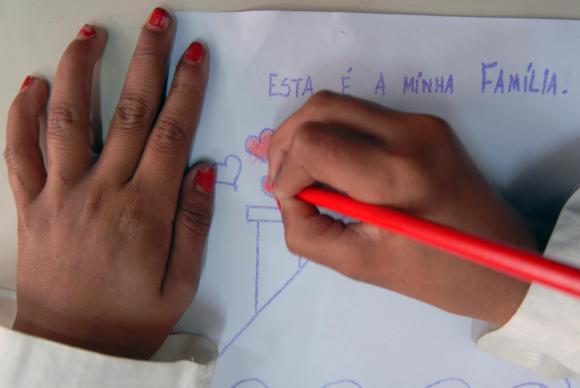 Estudo mostra que entre os pais que não eram alfabetizados aos 15 anos, 23,6% dos filhos também não eram na mesma idade