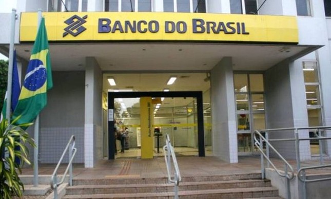 Outras 379 agências vão virar postos de atendimento e há plano de incentivo à aposentadoria de funcionários