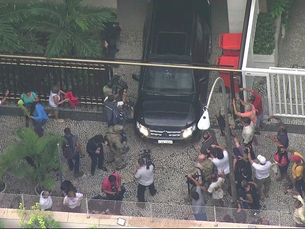 Houve tumulto na porta da casa do ex-governador (Foto: Reprodução/TV Globo)