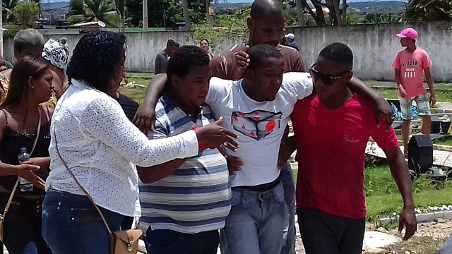 O desespero da última despedida do marido de Cristina que perdeu a esposa, aos gritos de 'nunca mais terei minha neguinha, o meu amor', a quem jurou amar e cuidar eternamente, levou lágrimas aos olhos de todos (Foto: CFF/Marcelo Franco)
