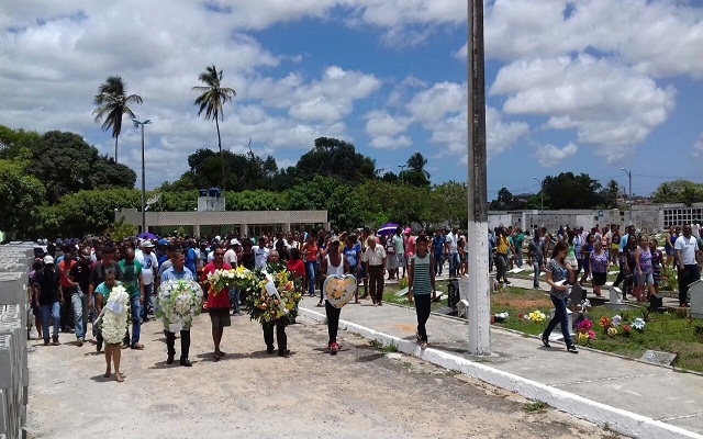 Sepultamento de Cristiana do Nascimento Souza, de 39 anos (Foto: CFF/Marcelo Franco)