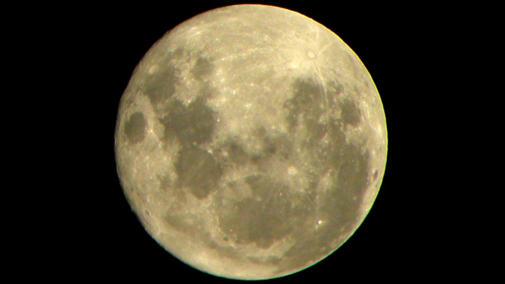 Brasileiros observaram superlua 99% iluminada (Foto: Maurício Araya)