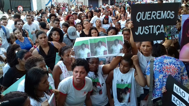 Nos cartazes, frases de luto, pedido de justiça e despedida