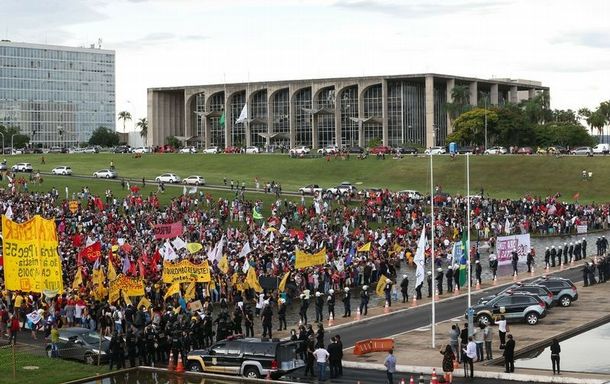 Cerca de 10 mil manifestantes participaram de um protesto em frente ao Congresso contra a aprovação da Proposta de Emenda à Constituição (PEC 55) do teto de gastos