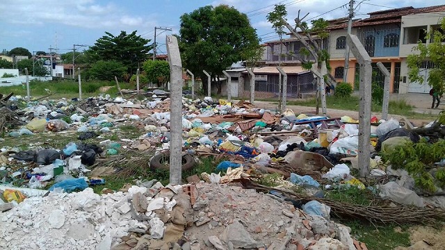 Cidade começa a amontoar lixo (Foto: CFF/Marcelo Franco)