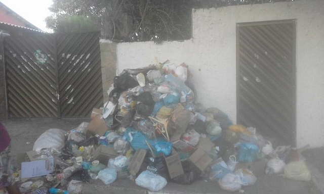 Montes de lixo foram jogados na Prefeitura e em frente à casa do prefeito Montes de lixo foram jogados na Prefeitura e em frente à casa do prefeito