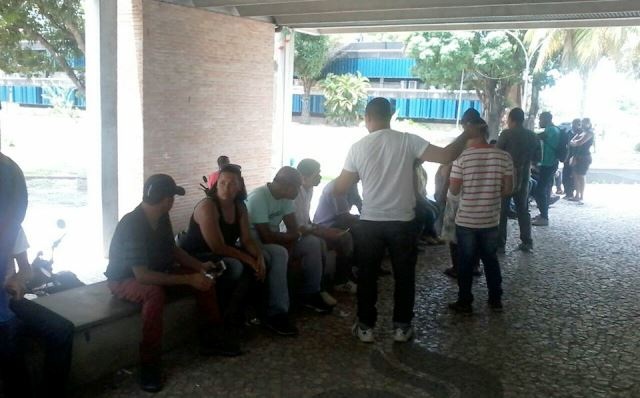 Funcionários da MJR aguardando desfecho da reunião, que não aconteceu (Foto: Cedida)
