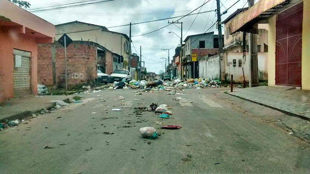 Lixo tomou conta de uma rua no bairro do verde Horizonte em Camaçari (Foto: Reprodução)