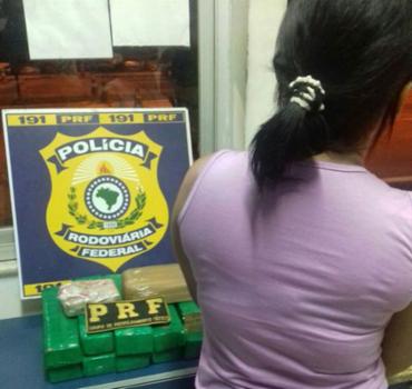 Ela usava uma tornozeleira eletrônica e possuía antecedentes por tráfico de drogas (Foto: Divulgação | PRF)