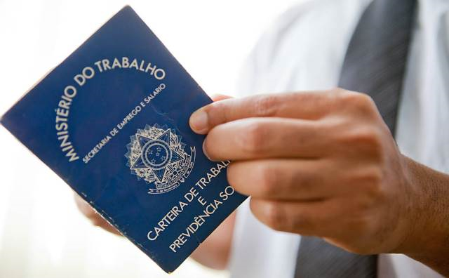 Além da MP, foi apresentado projeto de lei para alteração da Consolidação das Leis do Trabalho (CLT) que estabelece, entre outras medidas, que os acordos ou convenções coletivas terão força de lei