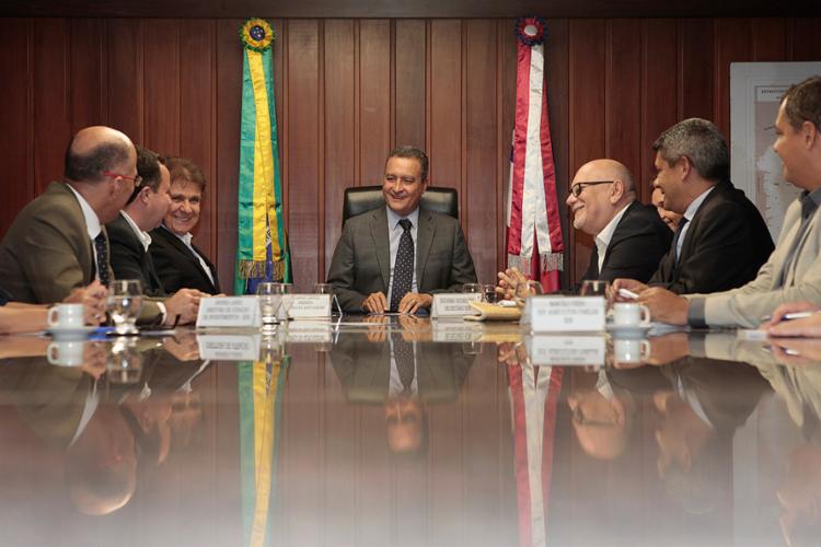 Rui e executivos da Betânia Leites durante a assinatura do protocolo de intenções (Foto: Mateus Pereira l Gov-BA)