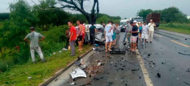 Colisão aconteceu nas proximidades do trevo de acesso à fabrica da Suzano, no município de Mucuri (Foto: Reprodução | Teixeira News)
