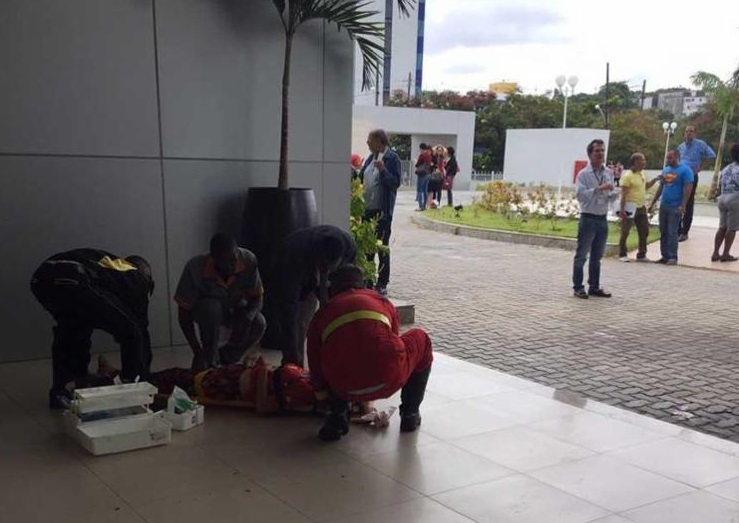 Uma das vítimas recebeu atendimento de primeiros socorros no local (Foto: Wellington Guimarães | WhatsApp)