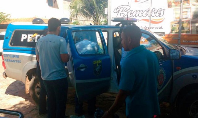 Parto foi feito na viatura, em frente à UPA (Foto: Divulgação | Polícia)