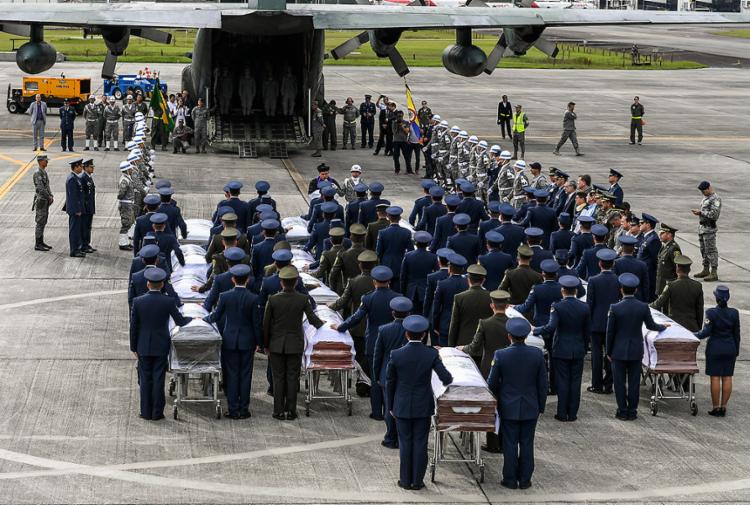Padre colombiano abençoou os 64 mortos antes do voo para o Brasil (Foto: Luis Acosta l AFP)