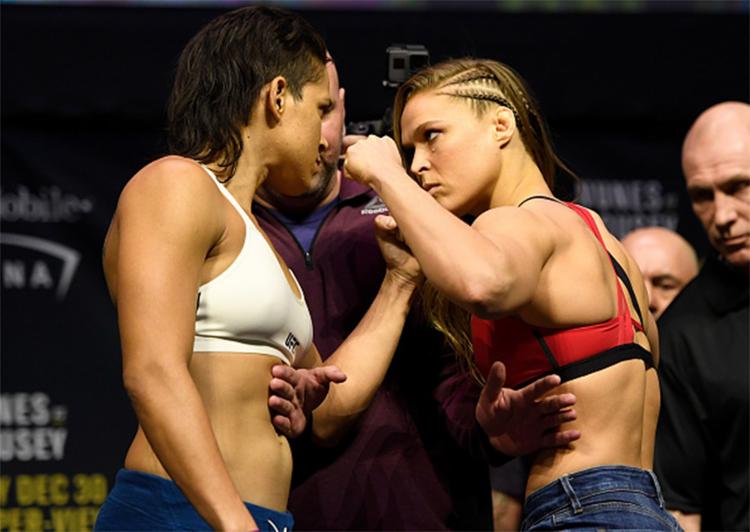 A baiana Amanda Nunes (E) e Ronda Rousey se encaram antes de último evento do ano (Foto: LLC l Getty Images)