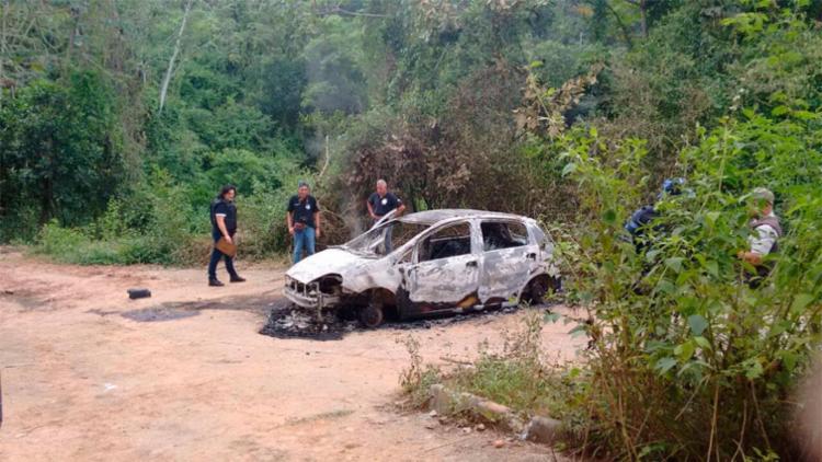 Corpo da vítima foi achado carbonizado dentro de um carro (Foto: Edilson Lima | Ag. A TARDE)