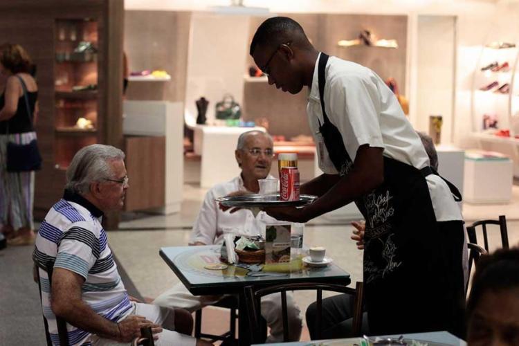 Pelo projeto aprovado, a gorjeta não se restringe ao valor dado espontaneamente pelo cliente ao funcionário (Foto: Raul Spinassé | Arquivo A TARDE)