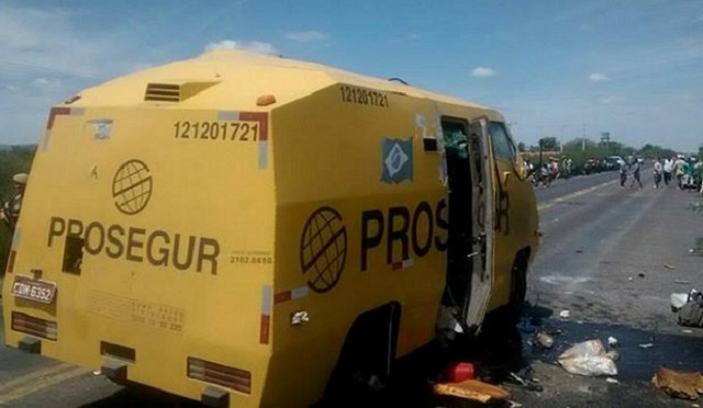 Veículo de transporte de valores parcialmente destruído após uso de explosivo (Foto: Central Notícias)