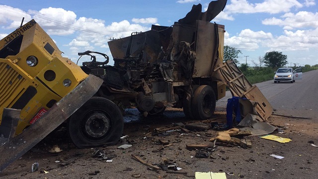 Carro-forte ficou destruído