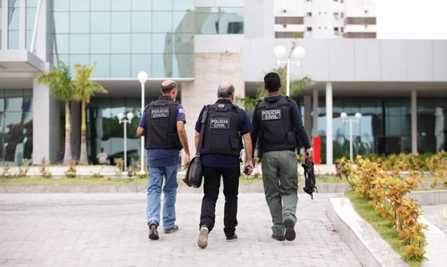 Policiais acorreram ao local da tragédia e peritos colheram dados para a elaboração de um laudo técnico (Foto: Lúcio Távora | Ag. A TARDE)