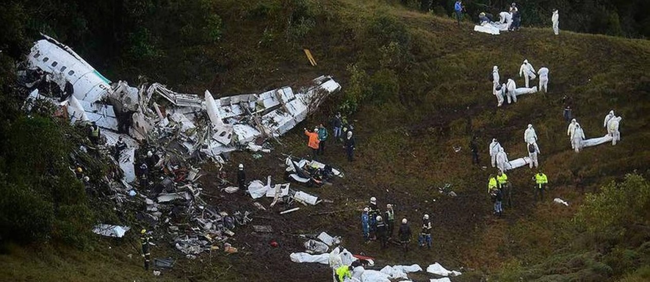 Avião ficou destruído e 71 pessoas morreram (Foto: AFP)