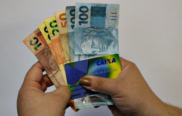 Quem trabalhou com carteira assinada por pelo menos um mês em 2014 e recebeu até dois salários mínimos tem direito (Foto: Reprodução)