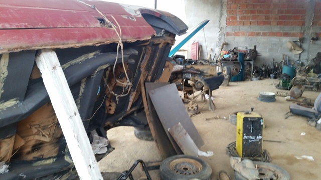 Um dos carros estava em Milagres e outros cinco em Jaguaquara, num desmanche clandestino, cheio de peças já prontas (Foto: ASCOM/PC)
