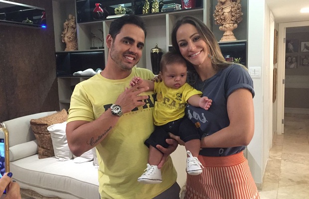 Eduardo, Arthur e Agda usaram as camisas no aniversário de seis meses do pequeno (Foto: Divulgação)